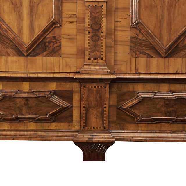 Baroque Hallway Cabinet in Walnut and Nut Rootwood, 1780s For Sale - Image 3 of 13
