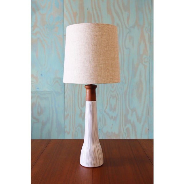 A highly collectable 1960s lamp designed by Jane and Gordon Martz of Marshall Studios in Veedersburg Indiana. These lamps...