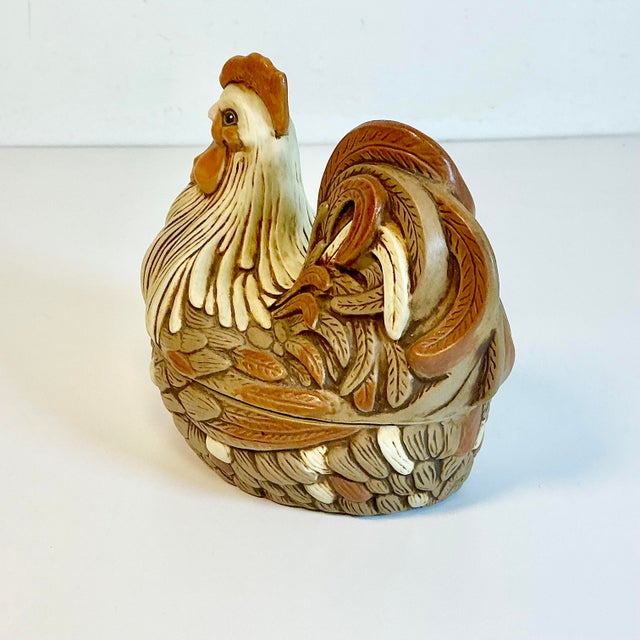 1985 Vintage Arts & Crafts Americana Farmhouse Folk Art Ceramic Hen on Nest Covered Tureen For Sale - Image 9 of 13