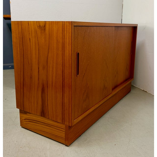 Danish Modern Teak Bookcase Cabinet by Hundevad & Co., Denmark, 1990s For Sale In Philadelphia - Image 6 of 14