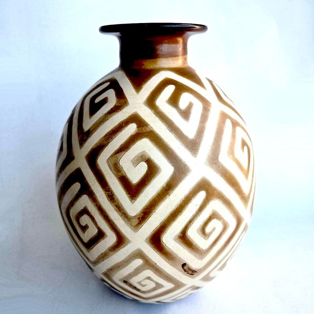 Vintage Peruvian Chulucanas Ceramic Vase by Luis Salas, Signed For Sale In Miami - Image 6 of 14