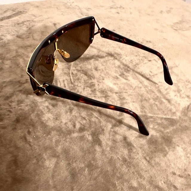 1980s Never Worn Bold Valentino Tortoiseshell Shield Oversized Sunglasses For Sale - Image 11 of 11