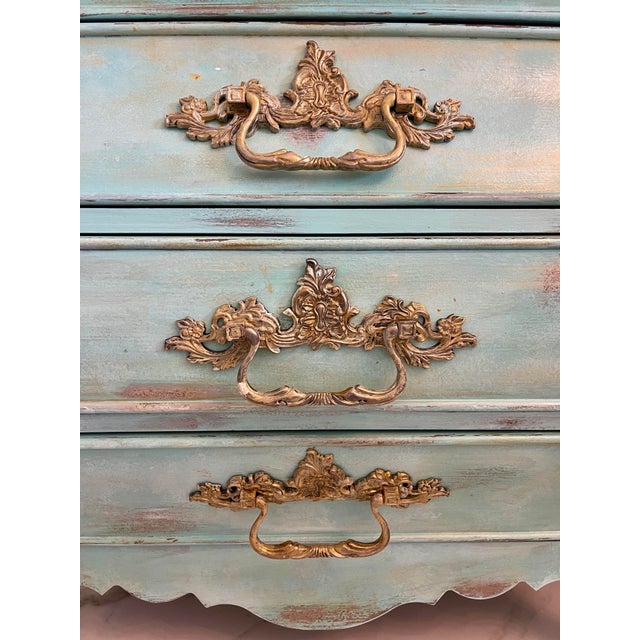 Vintage Turquoise Bombé Nightstand / Curved 3 Drawer Chest – French Provincial For Sale In Naples, FL - Image 6 of 6
