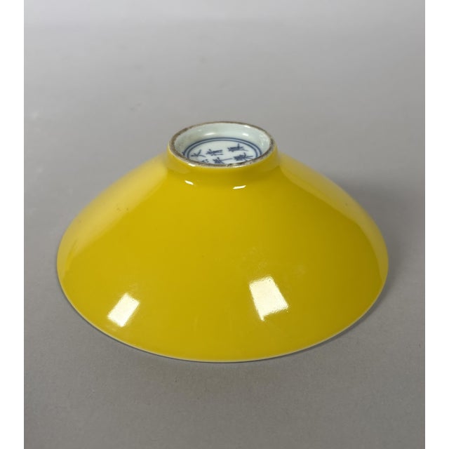 Chinese Coupe en Porcelaine Monochrome Jaune Citron Yongzheng (1723-1735) Chine For Sale - Image 3 of 5