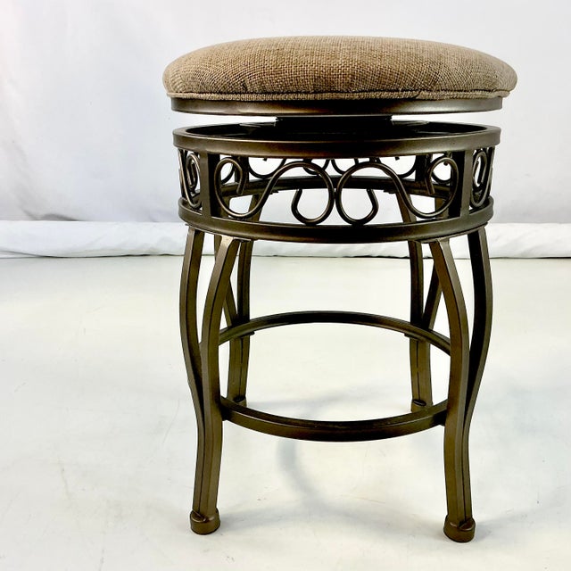 1990s Vintage Boho Chic Traditional Swivel Counter Stool With Linen Tweed Cushion For Sale - Image 11 of 17