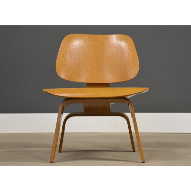 Mid-Century Modern Early LCW Oak Lounge Chair by Charles and Ray Eames for Herman Miller For Sale - Image 3 of 11