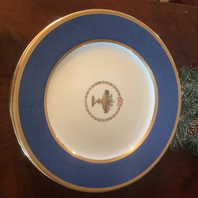 Beautiful set of 12 Spode Copelands dinner plates features: - Acid etched gold band border - Acid etched gold inner band -...