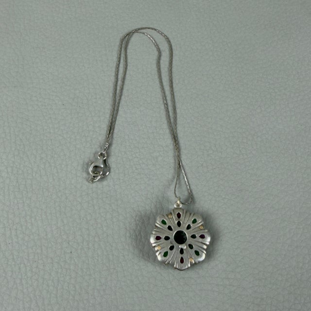 Metal Vintage 925 Silver Daisy Pendant Necklace and Ring Set in Emerald, Ruby, and Zircon from Ignoto, 1970s, Set of 2 For Sale - Image 7 of 11