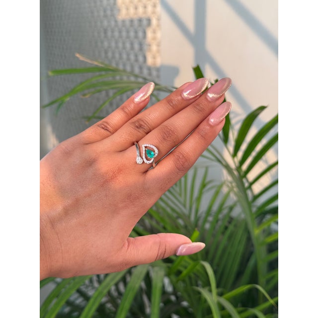 Emerald & Diamond Heart Halo Toi Et Moi Bypass Ring in 14k White Gold Size 7 For Sale - Image 9 of 17