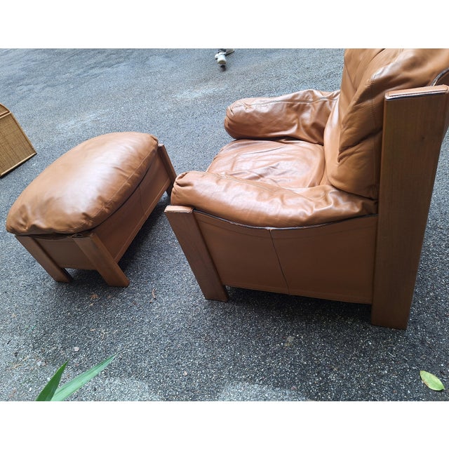 Afra & Tobia Scarpa Set of Bergere Artona Armchair and Ottoman in Caramel Leather by Afra and Tobia Scarpa for Maxalto, 1970s For Sale - Image 4 of 13