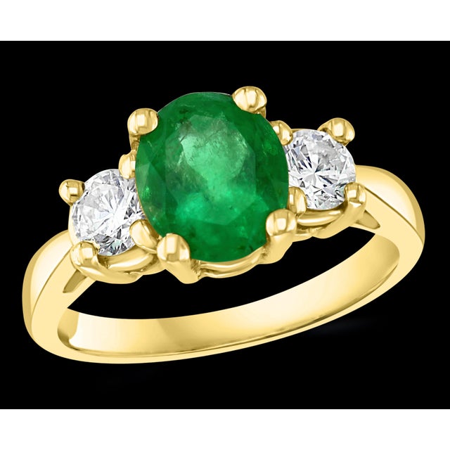 Oval Emerald and Diamond Three-Stone Ring 14 Karat Yellow Gold For Sale - Image 17 of 18
