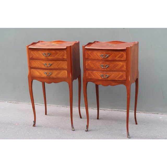 Wood 1960s Pair of French Louis XV Style Rosewood Side Tables Nightstands For Sale - Image 7 of 17