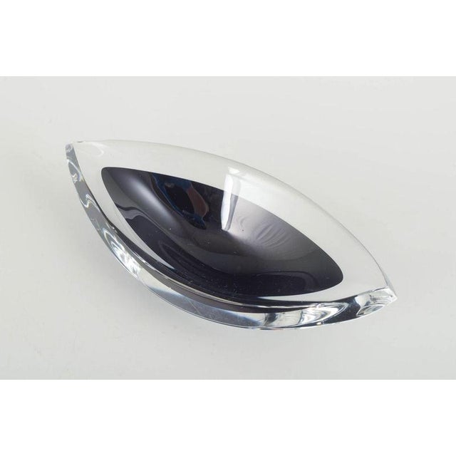 Kosta Boda, Sweden Art glass bowl, 1970s. Mouth-blown bowl in clear and black glass with an elegant boat-shaped silhouette...