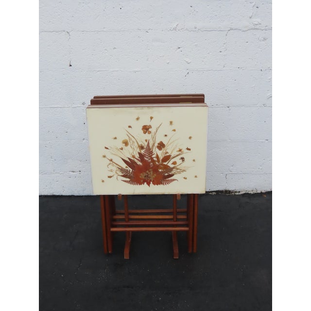 Scheibe Mid Century Folding Wooden Tv Trays Floral Top 4pc Set With Stand 6896 For Sale - Image 4 of 18