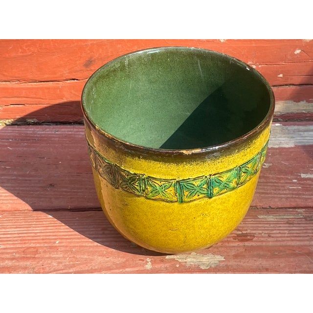 This 1960s ceramic planter is a vibrant example of Massimo Baldelli’s mastery of color and texture. Crafted in Città di...
