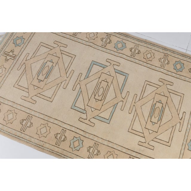 Tan Mid 20th Century Oushak Anatolian Wool Rug For Sale - Image 8 of 8