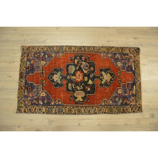 1960s Vintage Turkish Rug- 1′8″ × 3′1″ For Sale - Image 6 of 6