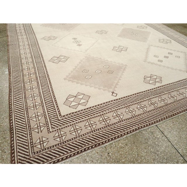 Ivory Galerie Shabab Collection Mid-20th Century Turkish Anatolian Room Size Carpet For Sale - Image 8 of 10