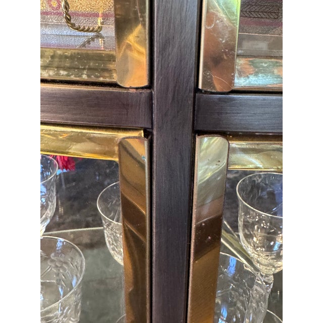 Pair of Design Institute America Series 74 Bh21 Illuminated Curved Glass Étagères With Gunmetal and Brass Finish For Sale In Houston - Image 6 of 12
