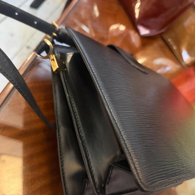 A 1993 Vintage Louis Vuitton Black Epi Leather Capucines Shoulder Bag For Sale - Image 9 of 15