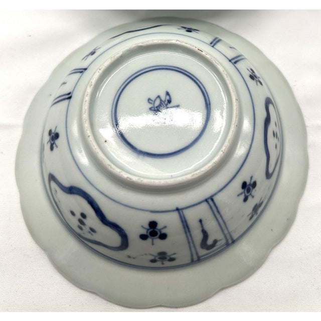 Rare Pair of 18th Century Chinese Export Blue and White Scalloped Bowls Long Eliza Motif For Sale - Image 12 of 15