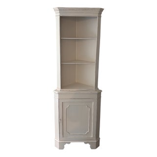 Wooden Corner Unit in White Patina For Sale