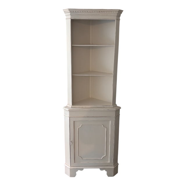 Wooden Corner Unit in White Patina For Sale