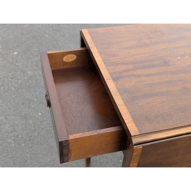 Wood Early 20th Century Federal Mahogany Inlaid Pembroke Drop-Leaf Table For Sale - Image 7 of 11