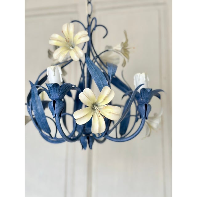 Hollywood Regency French Blue and White Tole Floral Cage 4-Light Chandelier, 1970s For Sale - Image 3 of 15
