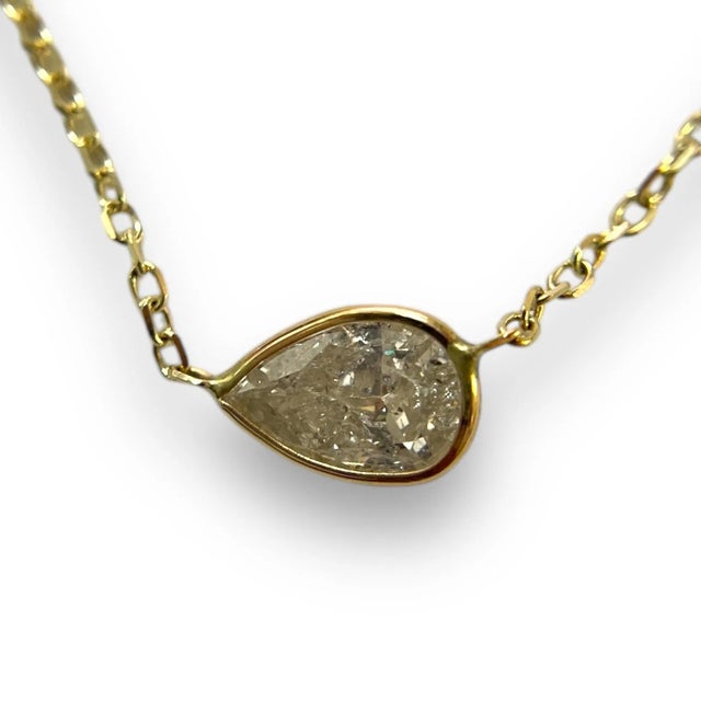 Modern 14k Yellow Gold 0.76ct Pear Natural Diamond Bezelled Necklace For Sale - Image 3 of 6
