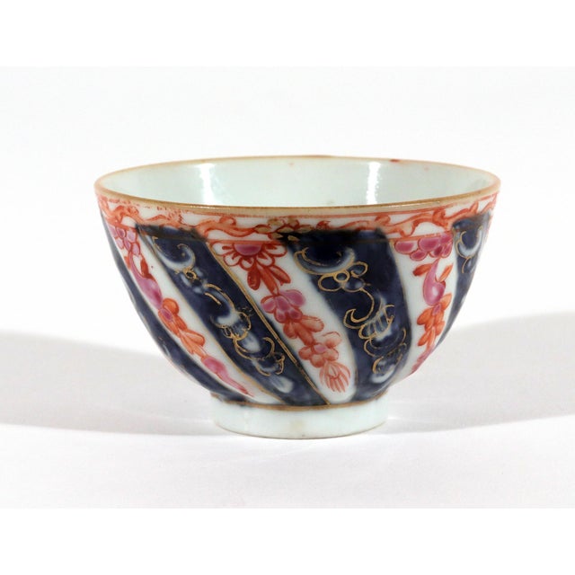Early 18th Century Chinese Export Porcelain "Queen Charlotte" Pattern Tea Bowl & Saucer, Kangxi Period For Sale - Image 5 of 9