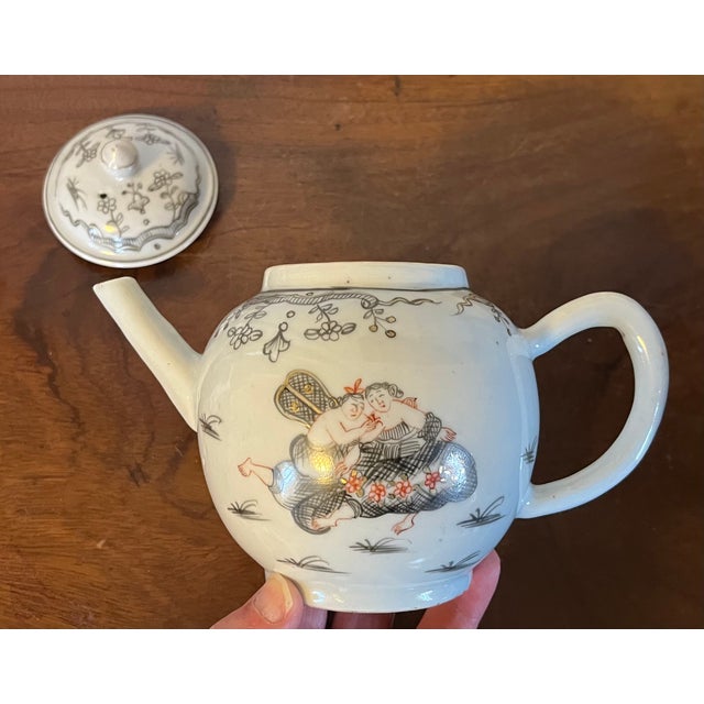 Antique 18th Century Qianlong Chinese Export Porcelain Tea Pot Decorated en Grisaille With Courting Couples For Sale - Image 4 of 13