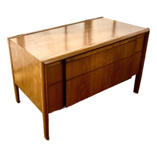 Mid-Century Modern 1960s Vintage Walnut Two-Drawer End Table / Nightstand by Barney Flagg for Drexel For Sale