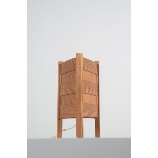 Swedish pine table lamp designed and produced by Luleå Stjärnslöjd. This lamp is from the 1970s and in the style of Hans-...