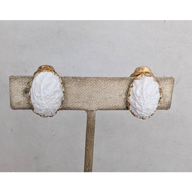 Vintage 1960s Signed Napier Oval White Resin Raised Design Clip Earrings-2 Pieces For Sale In Philadelphia - Image 6 of 7