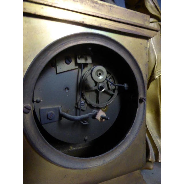 Empire clock in gilt bronze signed by the clockmaker Victor Cacheux. The back cover of the movement is missing. Dimensions...