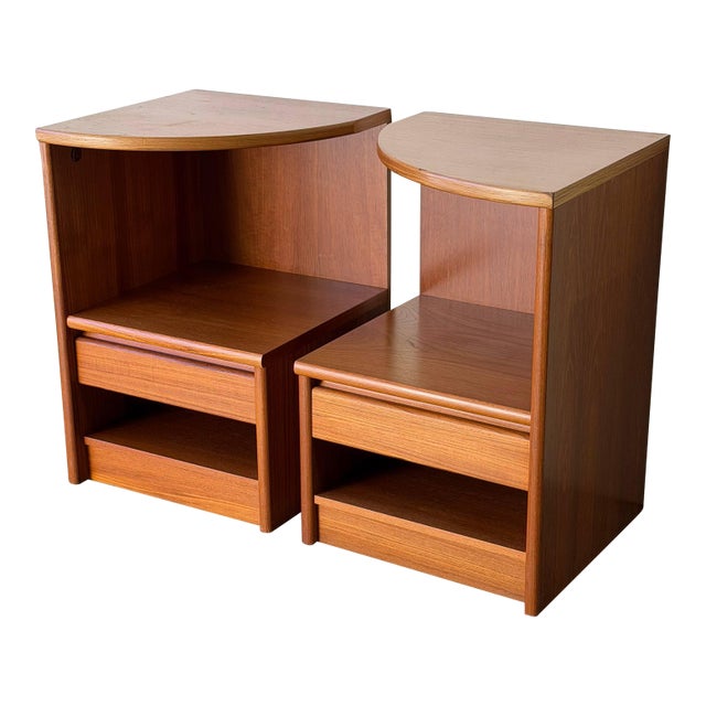 Pair of Danish Modern Teak Nightstands - Mid-Century Modern Bedside Tables 1960s For Sale