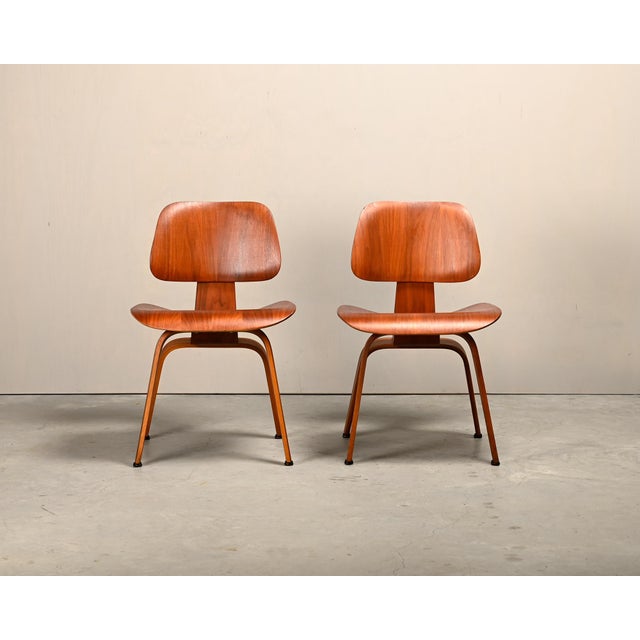 Herman Miller Early DCW Chair in Walnut Plywood by Charles and Ray Eames for Herman Miller, 1950s For Sale - Image 4 of 18