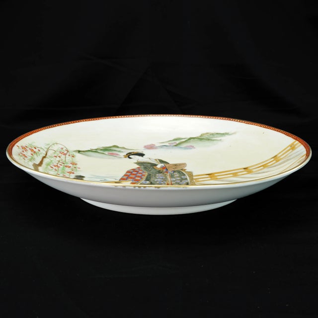 1930s Japanese Showa Polychrome Porcelain Charger of Geisha 1930’s For Sale - Image 5 of 7