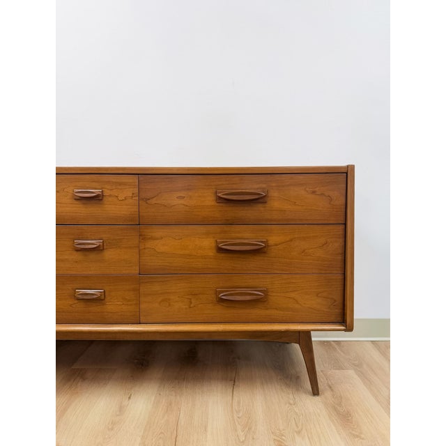Vintage United MCM Nine Drawer Lowboy Dresser Collectible Mid Century Walnut For Sale In Tampa - Image 6 of 14