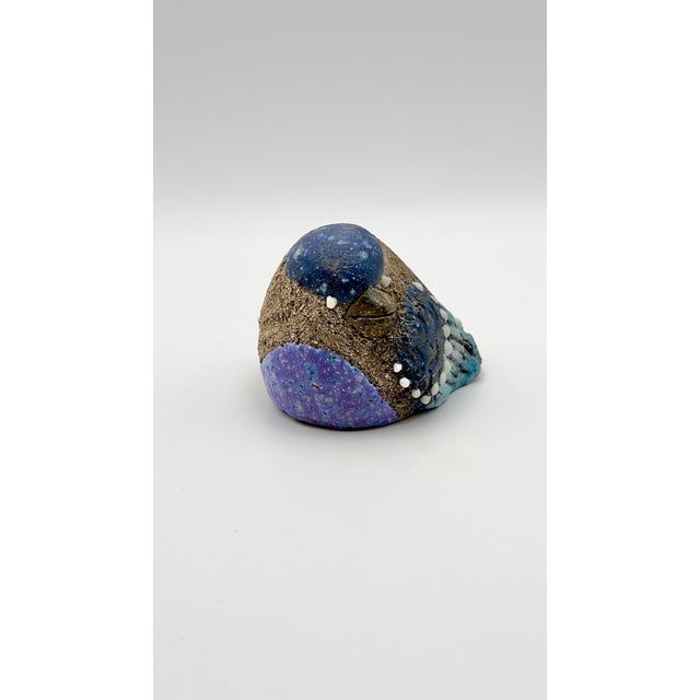 A fun example of Swedish studio pottery, this little bird (Nittsjö model 7051) features the iconic textured chamotte clay...