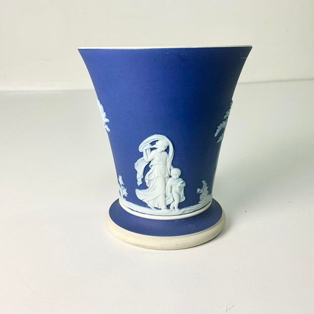 Navy Blue 1950s Vintage Hellenistic Mediterranean Neoclassical English Wedgwood Jasperware Urn Vase. For Sale - Image 8 of 12