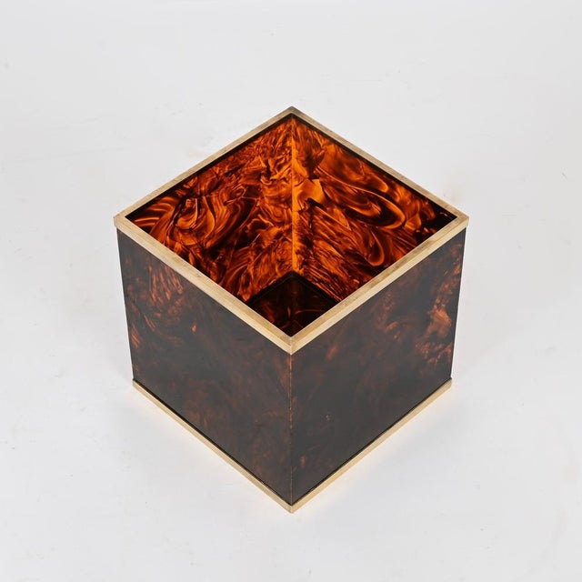 1970s Tortoiseshell Effect Acrylic and Brass Cubic Magazine Rack from Dior, 1970s For Sale - Image 5 of 14