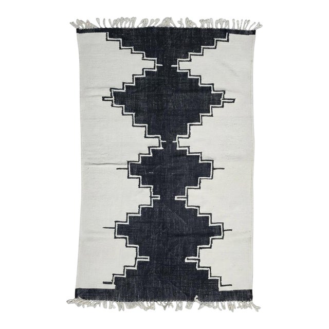 Black and White Flatwoven Rug - 9.7 X 6.4 Ft For Sale