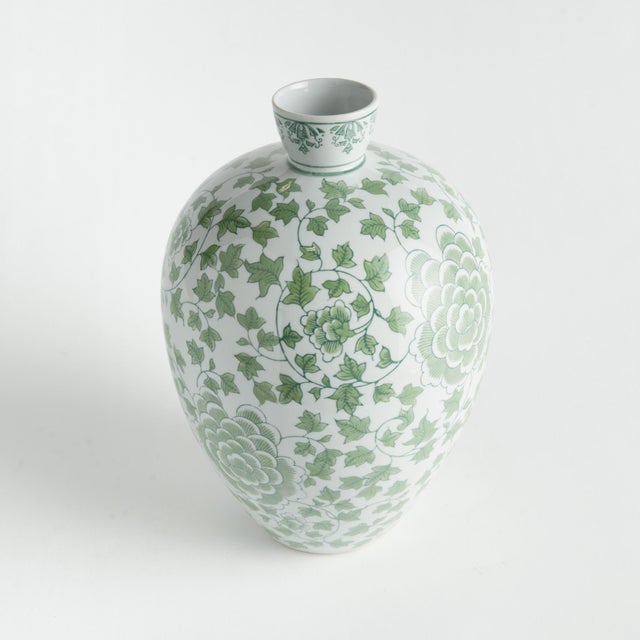 A classic chinoiserie in shades of green &White. How refreshing! The color green is known to have a harmonizing, balancing...
