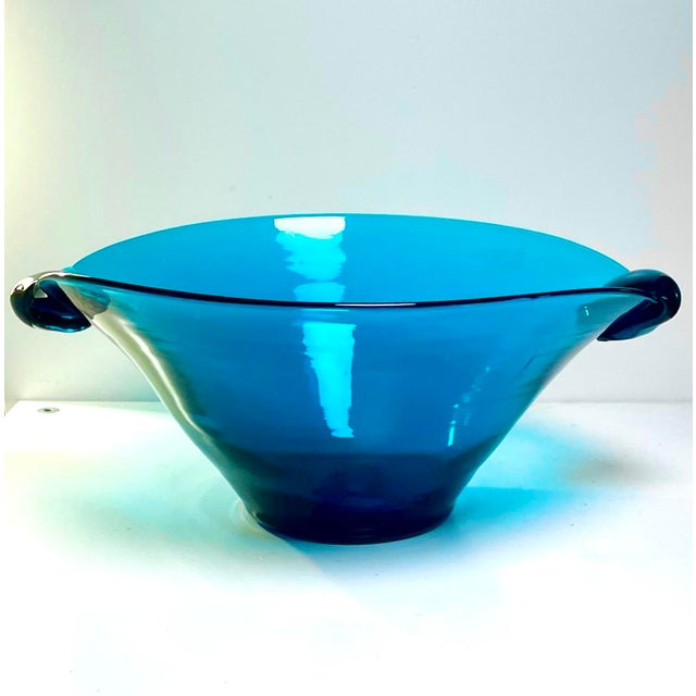 Designed by Winslow Anderson in the 1940s, this blob handled bowl - Blenko #517L - in turquoise makes a statement in any...