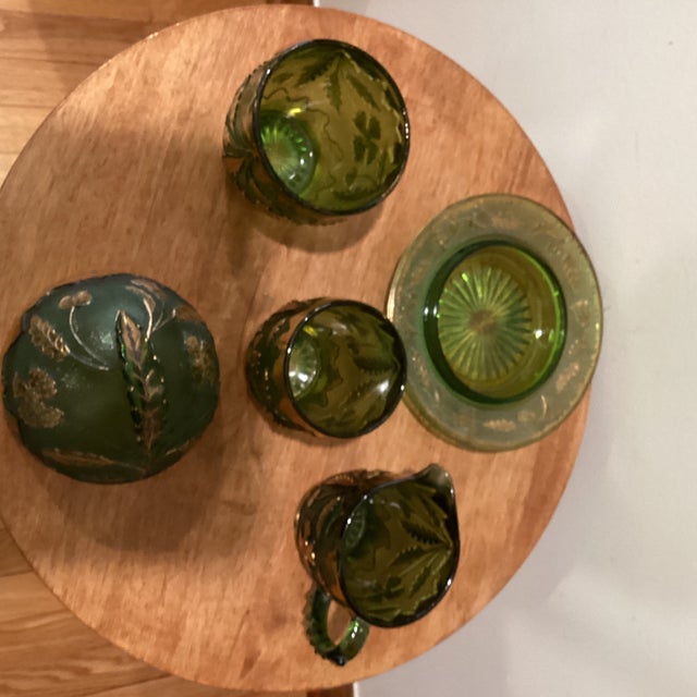 American Circa 1898 Antique Emerald Green Glass With Gold Eapg Table Set in American Beauty Pattern- Set of 4 For Sale - Image 3 of 12