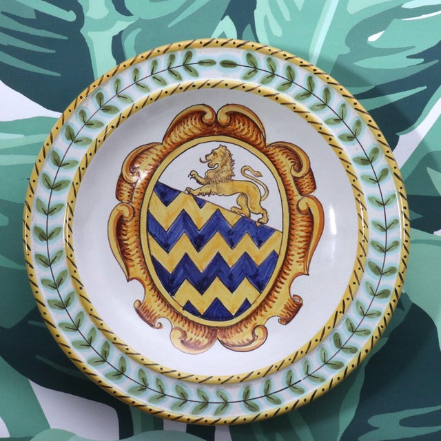 Italian hand painted plated featuring Macchiavelli Rucellai and Davanzati Crests. Made in Italy by Deruta. Set of 3....