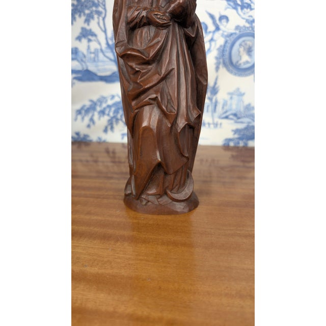 Vintage Neo-Gothic Style Virgin and Child in Resin with Patinated Wood Effect, 1980s For Sale - Image 3 of 12