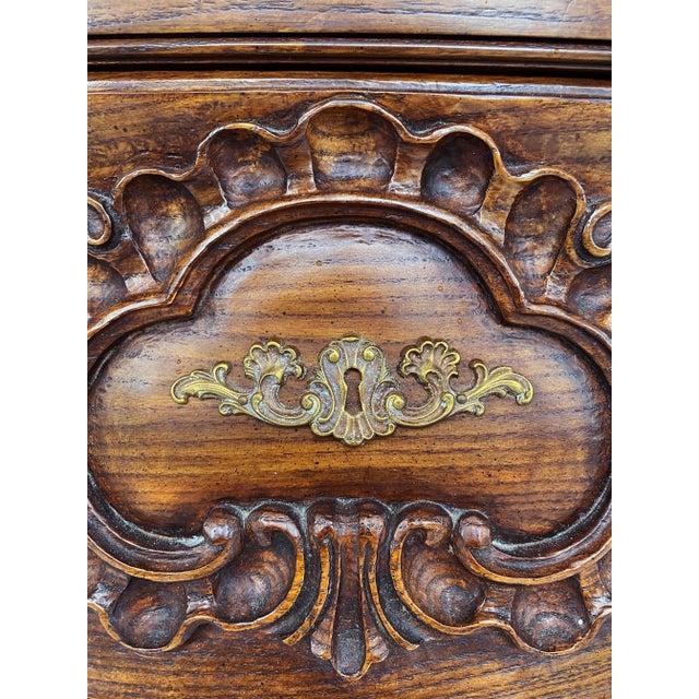 Karges Louis XV Bombe Serpentine Bowfront Chest of Drawers in Walnut, Late 20th Century For Sale In Miami - Image 6 of 10